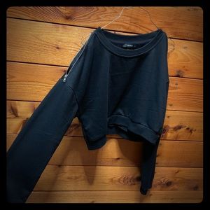 Sweatshirt crop with zipper shoulder